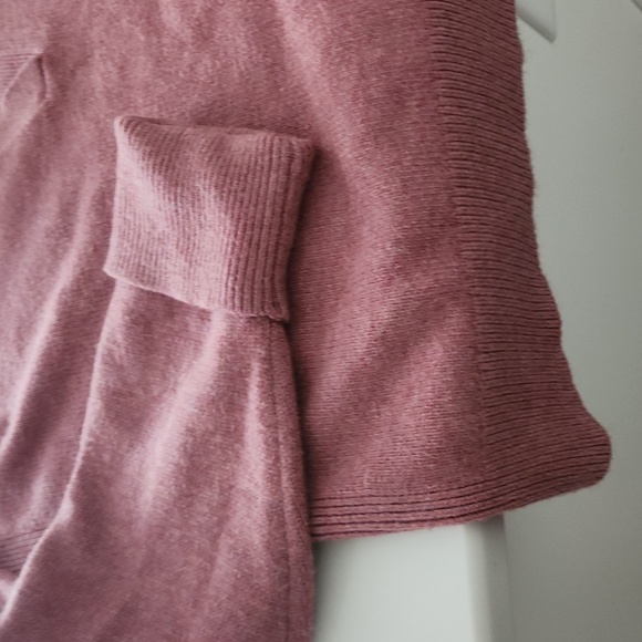 Like new sweater - Picture 3 of 4